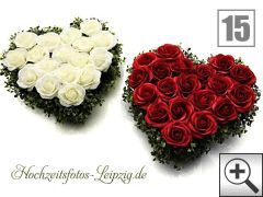 Hochzeitsauto Blumenschmuck Beispiel 15 - Autogesteck 2 Rosenherzen in Wei und Rot