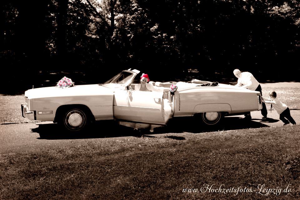 Foto: Oldtimer Hochzeitsfahrt an der Schiffsmhle Hfgen bei Grimma