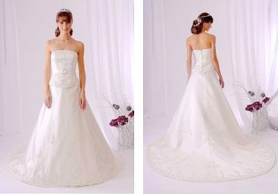 Elegantes Brautkleid aus hochwertigen Satin. Das Hochzeitskleid besteht aus zwei Teilen: Corsage und Rock. Corsage des Brautkleides ist trägerlos, mit Spitze bearbeitet, in der Taille mit einem Gürtel aus Satin besetzt, mit einer schöner Schnalle mit Strasssteinen verziert. Das Brautkleid wird im Rücken mit Reißverschluss geschlossen. Der Rock des Brautkleides ist am Saum und Schleppe edel mit Applikationen aus Spitze und Perlen bearbeitet. Das Hochzeitskleid hat eine wunderschöne Schleppe. Damit das Brautkleid eine optimale Form hat, empfehlen wir Ihnen dazu einen Reifrock zu bestellen. Brautkleid gesehen in Dresden ab EUR 499.99