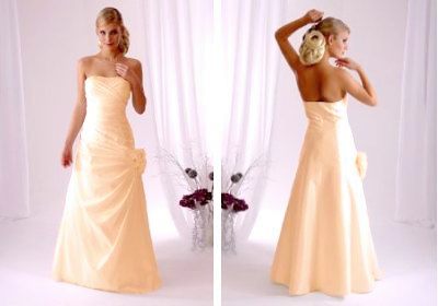 Wunderschönes Abendkleid aus apricot schimmernden Taft. Brautkleid gesehen in Leipzig Gohlis. Das Brautkleid hat eine Corsage mit abnehmbaren Trägern. Die Corsage ist mit silbernen, Perlen und Straßsteinen bestickt. Am Bustier und an der Taille ist das Kleid modisch gerafft und seitlich mit 3 Rosen veredelt. Das Brautkleid ist mit Tüllunterrock ausgestattet. Die Raffung am Oberteil macht die Figur optisch schlanker. Das Oberteil des Kleides ist mit Cups ausgestattet - für ein schönes Dekollete. Lieferung mit Stola. ab EUR 199.99