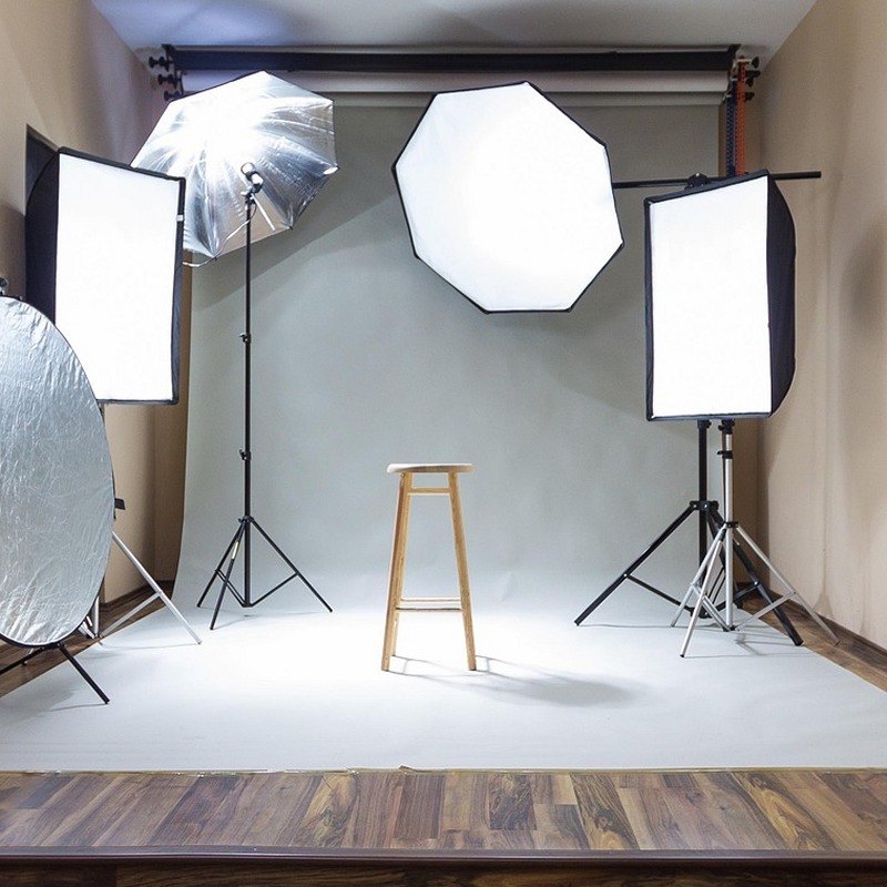 Fotostudio Equipment mit professioneller Lichtanlagenkulisse