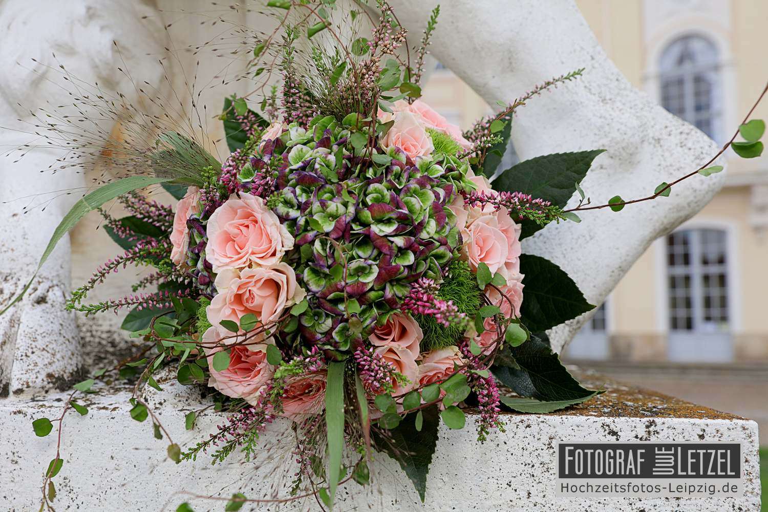 Foto: Fotoshooting Schloss Hubertusburg - Brautstraus auf einer Skulptur