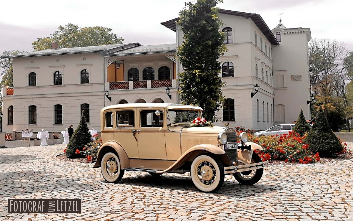 Hochzeitauto am Ghliser Schlsschen in Leipzig - Hochzeitsfahrt zum Herrenhaus Mckern