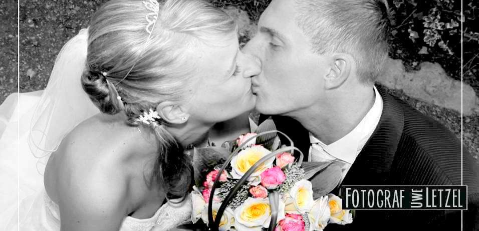 Hochzeit in Weissenfels - Hochzeitsfotografie mit Brautpaar und Hochzeitsgsten im Standesamt Weissenfels